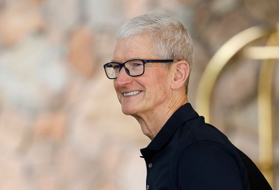 Tim Cook chega ao evento Sun Valley Conference – CEO da Apple supervisiona nova era da Siri.
