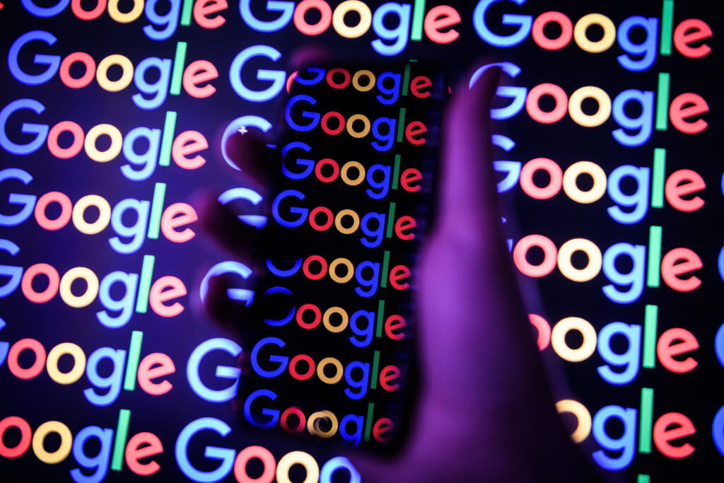 Hacker diante de tela de computador, ilustrando o ataque ao Salesforce do Google em 2025, vazamento de dados e riscos à segurança digital.