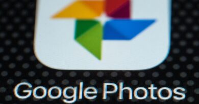 Ícone do app Google Fotos em smartphone, destaque para novo recurso do Google Fotos