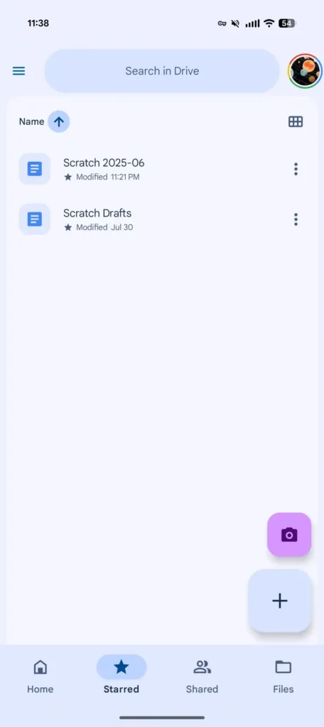 Imagem mostra barra de busca redesenhada do Google Drive Material 3 Expressive com botões de perfil e menu reposicionados.