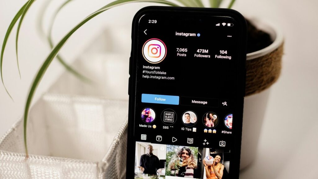 Meta inicia testes do Instagram Plus com assinatura premium 2 Instabilidade no Instagram causa reclamações; imagem ilustrativa mostra smartphone e feed do app, Collabstr/Unsplash