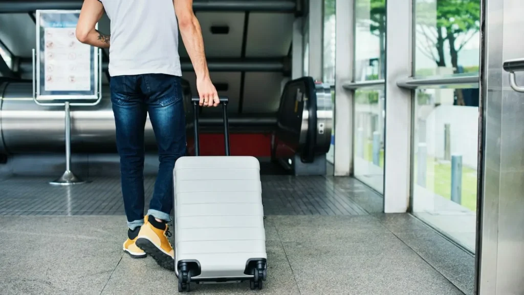 Pessoa com mala em aeroporto; fim do roaming no Mercosul reduz custos de viagem entre países vizinhos