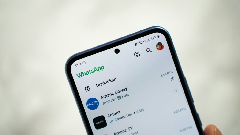 celular com conversas de whatsapp