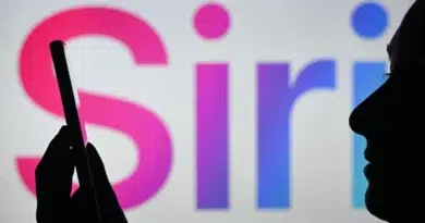 Mulher segura smartphone na frente do logo da Siri em uma tela – Novo Siri da Apple para controle por voz.