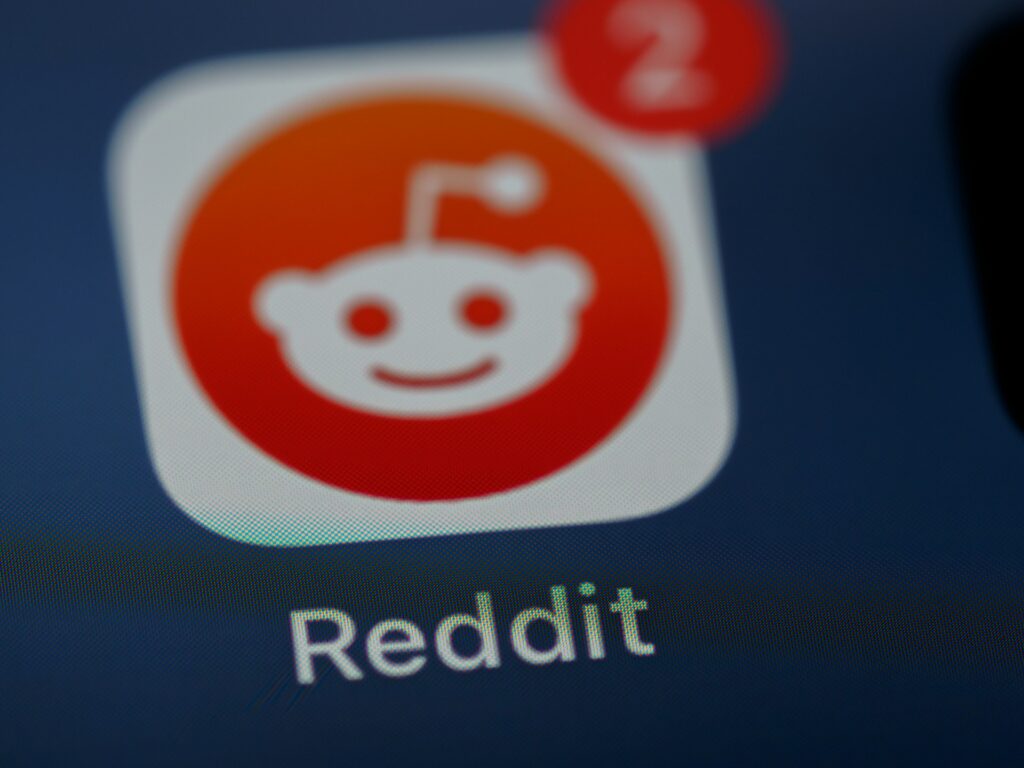 Reddit aposta em buscador próprio e IA para crescer e competir 2 Ícone do Reddit no celular, simbolizando a aposta da empresa em sua busca nativa para atrair usuários em meio à concorrência com a IA do Google.