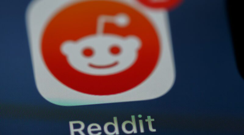 Ícone do Reddit no celular, simbolizando a aposta da empresa em sua busca nativa para atrair usuários em meio à concorrência com a IA do Google.