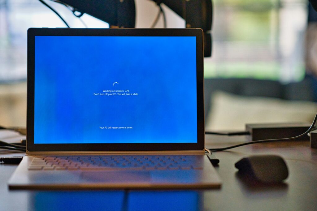 Windows 10: suporte estendido disponível para até 10 PCs em 2025 2 Imagem de um monitor mostrando a janela o Windows 10 atualizando, ilustrando a próxima fase do sistema com o suporte estendido