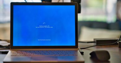 Imagem de um monitor mostrando a janela o Windows 10 atualizando, ilustrando a próxima fase do sistema com o suporte estendido