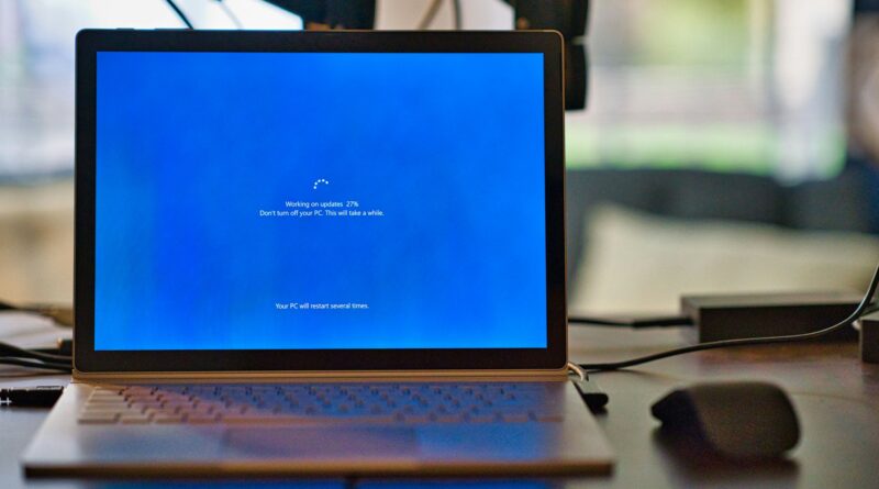 Imagem de um monitor mostrando a janela o Windows 10 atualizando, ilustrando a próxima fase do sistema com o suporte estendido