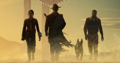 Pôster oficial de Fallout 2 com Lucy MacLean, The Ghoul, Maximus e Dogmeat às portas de New Vegas. Destaque para a atmosfera desértica e ameaçadora do novo cenário.