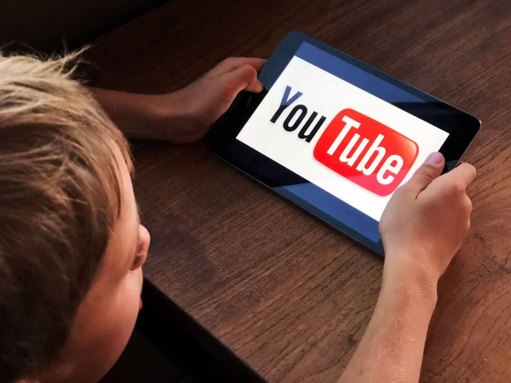 Nem todo conteúdo disponível no YouTube é adequado para crianças. YouTube reforça mecanismos de verificação de idade e proteção.