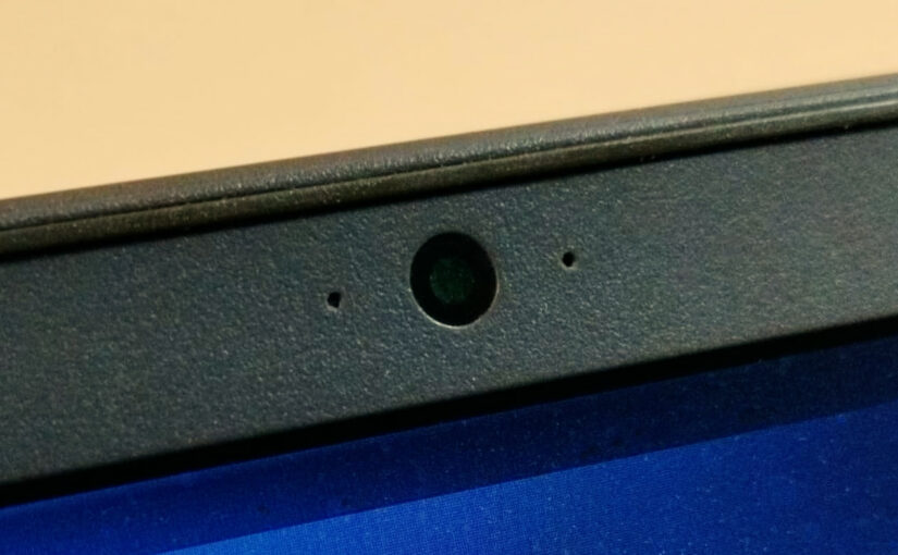 Problemas comuns de notebooks: Exemplo de webcam embutida e externa, comparando a qualidade e nitidez da imagem.
