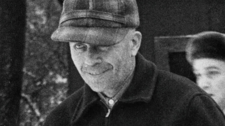 Monster: The Ed Gein Story estreia em 3/10/2025 na Netflix 9 Primeiras imagens de bastidores: elenco de Monster: The Ed Gein Story – Tom Hollander, Olivia Williams e Laurie Metcalf