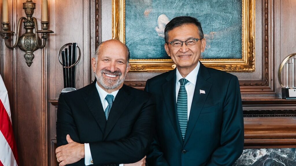 Governo dos EUA compra quase 10% da Intel: Howard Lutnick, Secretário do Comércio dos EUA, e Lip-Bu Tan, CEO da Intel, celebram o acordo que tornou o governo americano dono de quase 10% da Intel