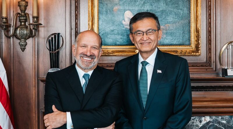 Governo dos EUA compra quase 10% da Intel: Howard Lutnick, Secretário do Comércio dos EUA, e Lip-Bu Tan, CEO da Intel, celebram o acordo que tornou o governo americano dono de quase 10% da Intel