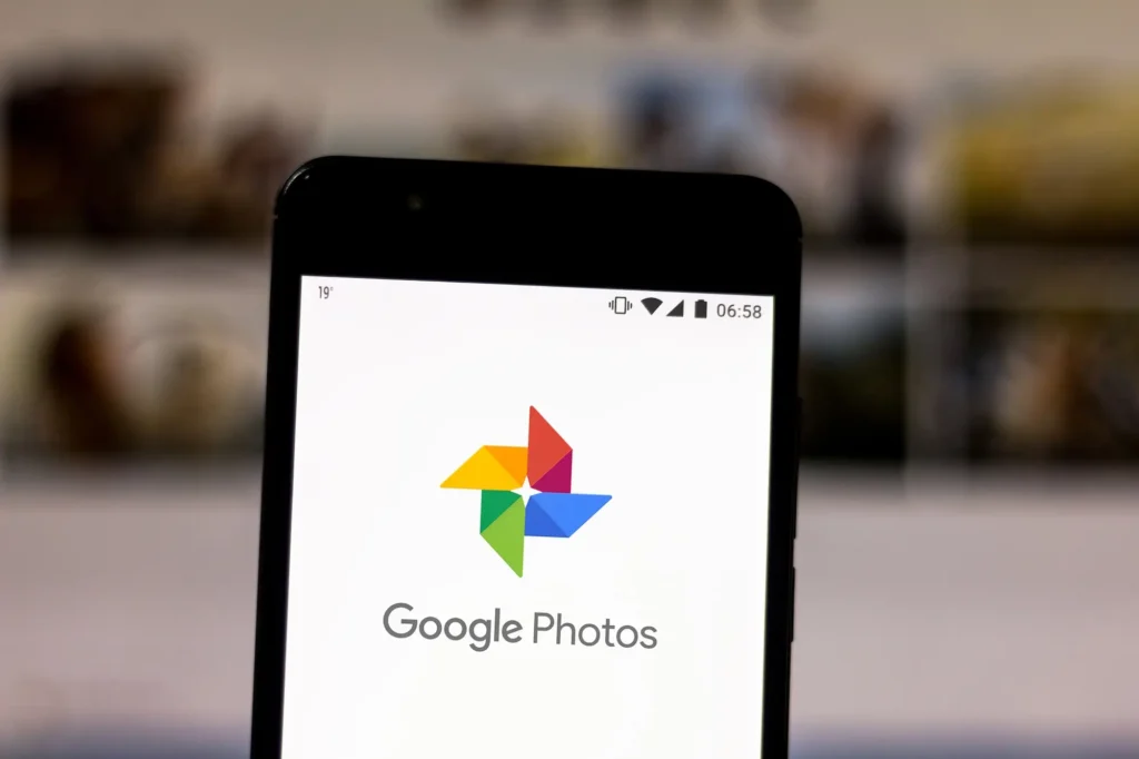 celular com Google Fotos na tela, Google Fotos testa funcao deslizar para apagar fotos ou vídeos rapidamente no aplicativo, novidade em teste em 2025.