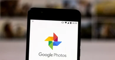 celular com Google Fotos na tela, Google Fotos testa funcao deslizar para apagar fotos ou vídeos rapidamente no aplicativo, novidade em teste em 2025.