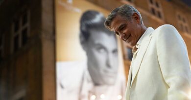 Primeiro olhar do filme Jay Kelly na Netflix, dirigido por Noah Baumbach e estrelado por George Clooney e Adam Sandler.