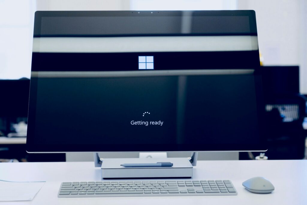 Modo escuro do Windows 11 ganha melhorias de consistência com nova atualização da Microsoft, abrangendo mais elementos da interface.