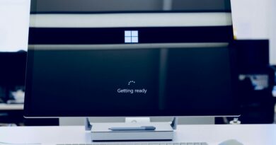 Modo escuro do Windows 11 ganha melhorias de consistência com nova atualização da Microsoft, abrangendo mais elementos da interface.