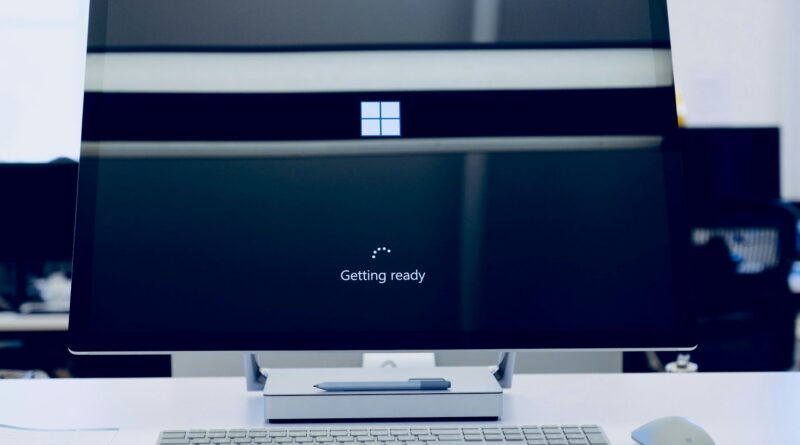 Modo escuro do Windows 11 ganha melhorias de consistência com nova atualização da Microsoft, abrangendo mais elementos da interface.