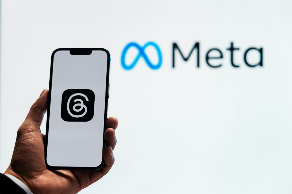 Mark Zuckerberg, fundador e CEO da Meta, fundo azul com logotipo da Meta ao centro; políticas de IA em debate e Meta autorizou IA com conversas sensuais com crianças