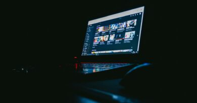 Logo do YouTube em fundo escuro, representando a experiência de navegação na plataforma e suas recomendações de vídeos. O artigo detalha como resetar sugestões e melhorar as recomendações do YouTube.