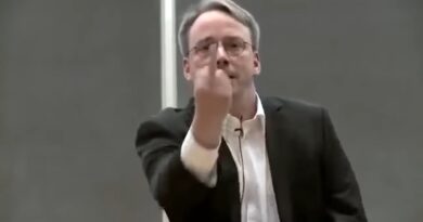 Linus Torvalds critica código Meta para Linux; imagem mostra o principal mantenedor do Linux em uma conferência, focado e visivelmente sério.