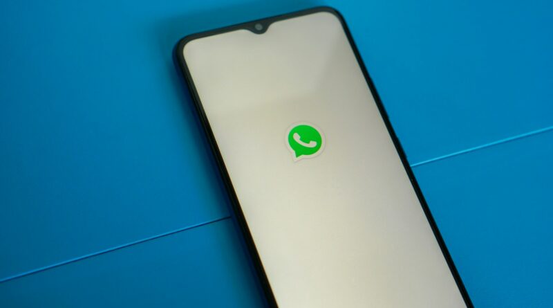 Ilustração mostra duas pessoas usando celular ao lado de um smartphone com bate-papo do WhatsApp na tela,