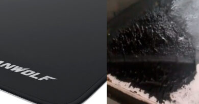 Mousepad derretido presa à mesa após anos de uso contínuo, mostrando deterioração causada por calor e má ventilação em setup gamer.