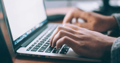 Representação ilustrativa de protocolos de internet com destaque para a expansão dos domínios brasileiros, como ia.br, e conexões entre aparelhos e redes.