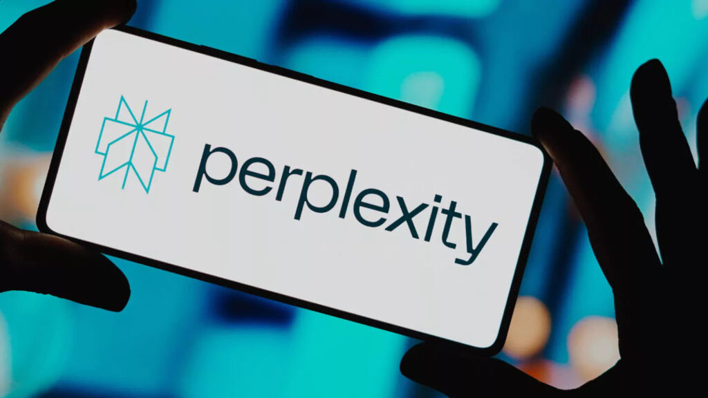 Perplexity acusada de burlar bloqueios de IA em sites, diz Cloudflare 1 celular com logo da perplexity