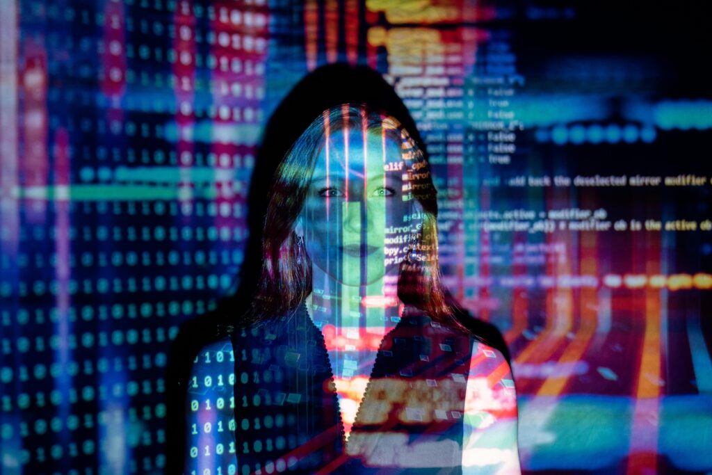Inteligência artificial já impulsiona 44% das pequenas empresas 2 A woman with digital code projections on her face, representing technology and future concepts.