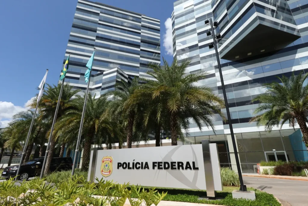 Fintechs passam a seguir regras de transparência da Receita 3 Prédio da Polícia Federal; operações Carbono Oculto, Quasar e Tank miram lavagem de dinheiro com fintechs