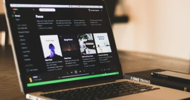 macbook com spotify aberto