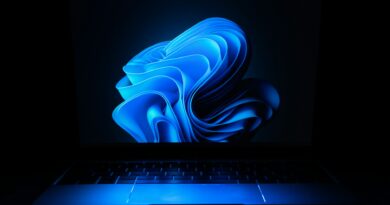 Windows 11 continuar tarefas Android: notebook com Windows 11 aberto exibe Menu Iniciar e barra de tarefas com apps e ícone do Spotify