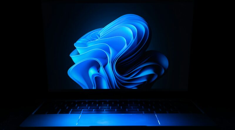 Windows 11 continuar tarefas Android: notebook com Windows 11 aberto exibe Menu Iniciar e barra de tarefas com apps e ícone do Spotify