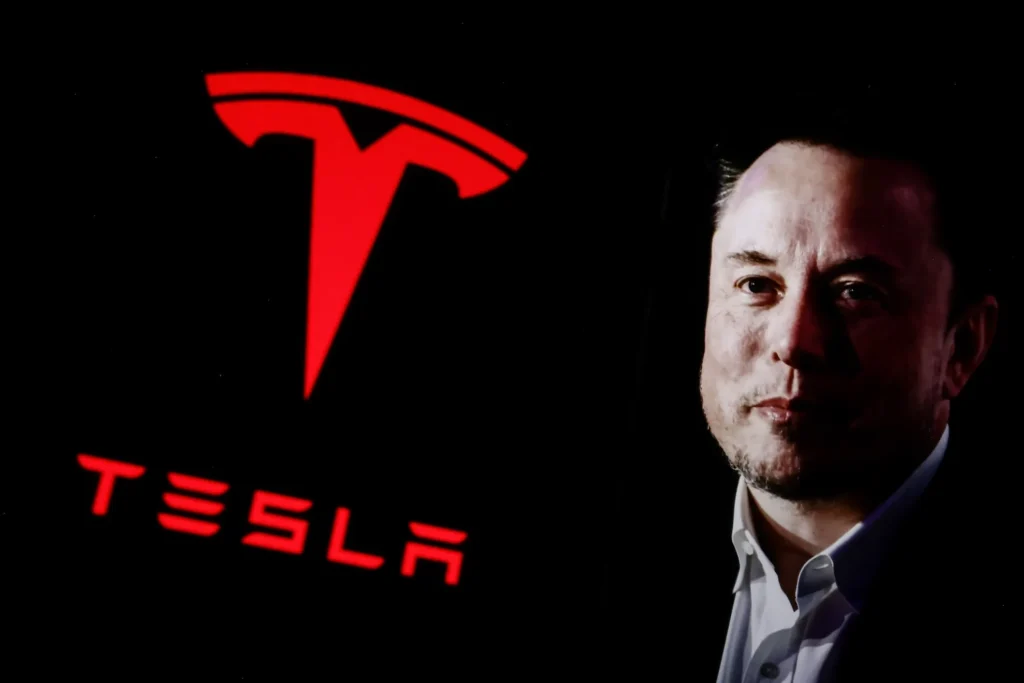 Elon Musk ao lado do logo da Tesla. Ilustração: Beata Zawrzel/NurPhoto, Getty Images, notícia sobre encerramento do projeto Dojo