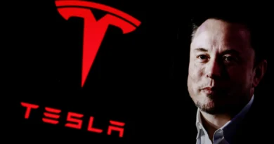 Elon Musk ao lado do logo da Tesla. Ilustração: Beata Zawrzel/NurPhoto, Getty Images, notícia sobre encerramento do projeto Dojo