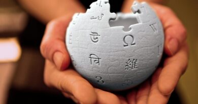 Logotipo da Wikipédia em destaque, referência à maior operação de autopromoção já descoberta na plataforma.