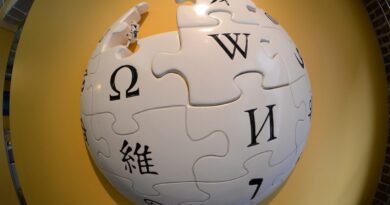 Ilustração sobre Wikipédia: exclusão rápida para artigos gerados por IA reforça combate a conteúdo sintético e mantém padrões enciclopédicos