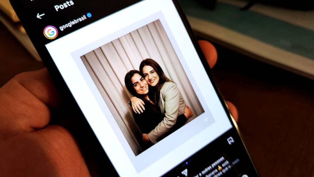Foto Polaroid no Gemini: como fazer o abraço 2 Foto Polaroid no Gemini com abraço criado por IA em 2025