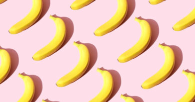 Gemini supera ChatGPT na App Store; ilustração conceitual de crescimento com repetição de bananas sobre fundo rosa