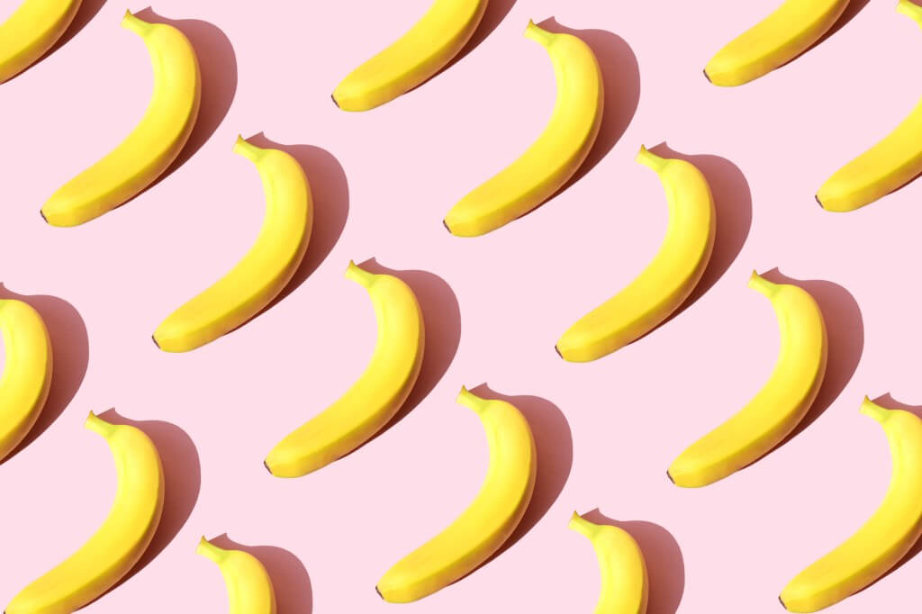 Gemini supera ChatGPT na App Store; downloads 45% 2 Gemini supera ChatGPT na App Store; ilustração conceitual de crescimento com repetição de bananas sobre fundo rosa