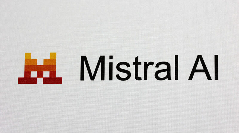 Logo da Mistral AI, startup francesa de IA generativa e concorrente da OpenAI, foco em modelos abertos como Le Chat e Mistral Large 2