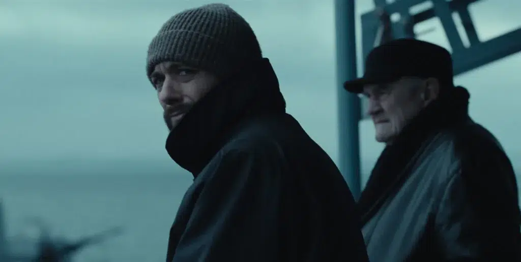 Still oficial de Heweliusz mostra a tripulação enfrentando o mar Báltico durante a tempestade de 1993