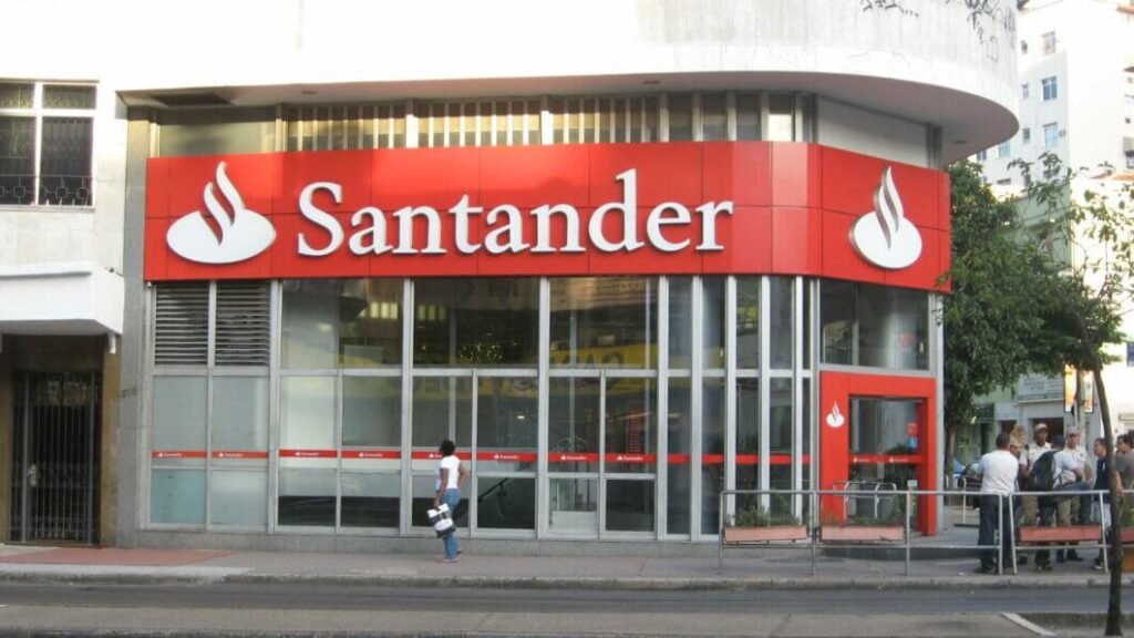 Santander caiu? Fachada do Banco Santander em dia de instabilidade no aplicativo do banco, com clientes relatando erro de login