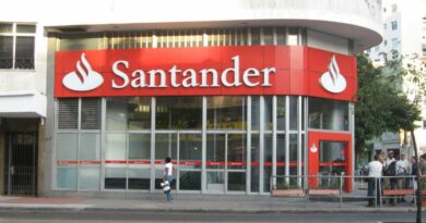 Santander caiu? Fachada do Banco Santander em dia de instabilidade no aplicativo do banco, com clientes relatando erro de login