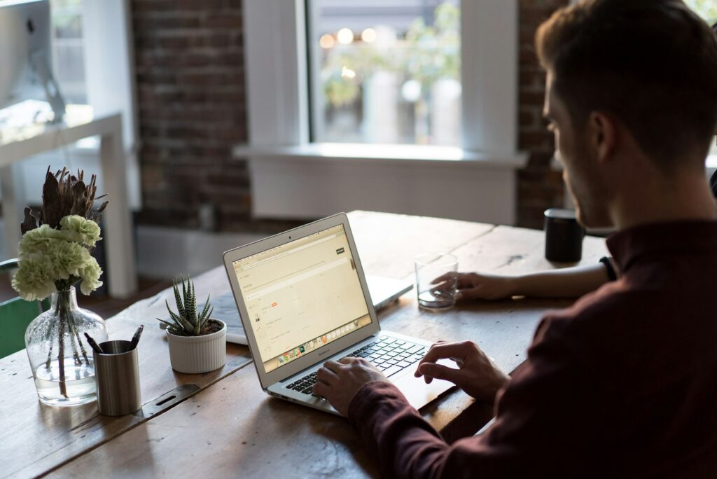 Trabalho remoto que paga em dólar: 3 plataformas 1 Trabalho remoto que paga em dólar: plataformas e dicas práticas para começar com segurança