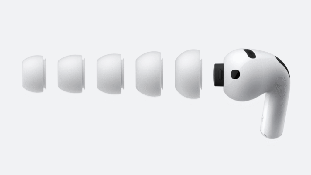 AirPods Pro 3: tradução em tempo real e monitor cardíaco 3 AirPods Pro 3 com estojo e pontas de silicone em vários tamanhos, destacando ajustes de conforto e design mais compacto; palavra-chave: AirPods Pro 3 tradução em tempo real